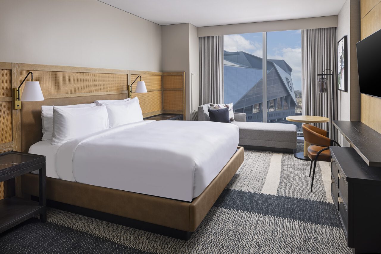 King Guest Room, Stadium View - Signia by Hilton Atlanta